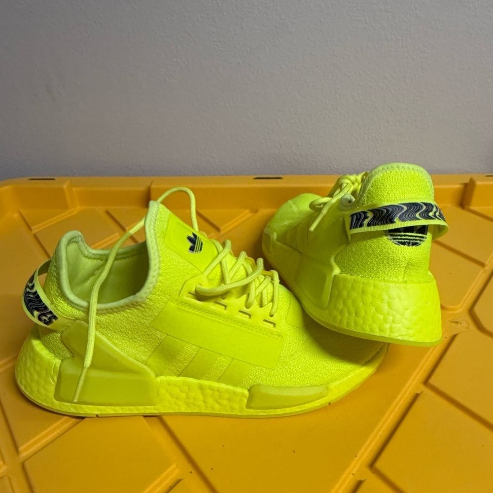 Women's Adidas NMD_R1 V2 Shoes